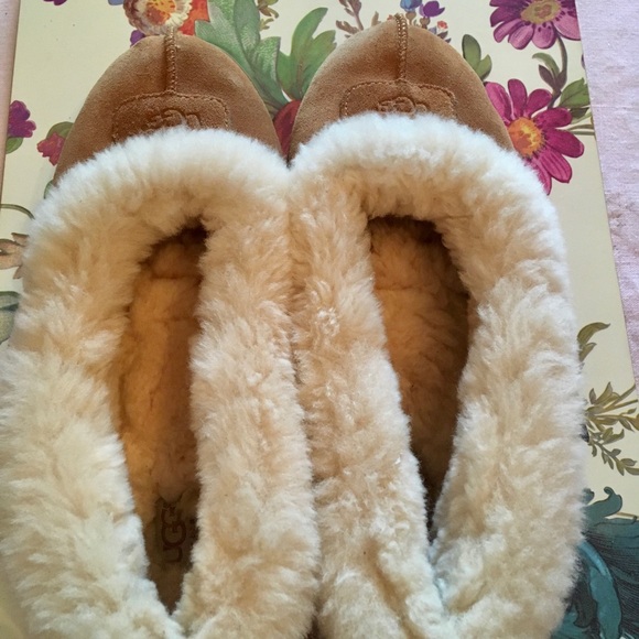 uggs slippers size 9